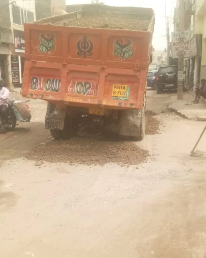 dcmohali's tweet photo. Repairing potholes in Zirakpur by MC Zirakpur in progress
Mohali Administration
#mohaliadministration #postfloodmesaurements
#workroundtheclock #staysafe #MCZirakpur https://t.co/rAgfAigX7q
