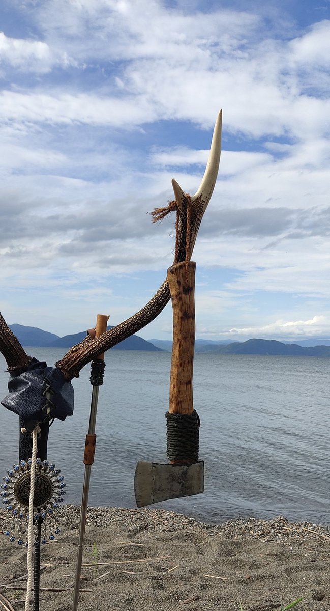 キャンパーの先輩方教えてください！

薪割りってされますか？
ある程度火がつけば市販の薪ならそのままいけるし意味無く大汗かいてるような気がして･･･🥺🥺