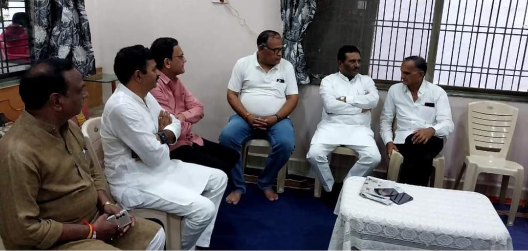 PratapraoPatilc's tweet photo. विसावानगर नगर,नांदेड : सात्वनपर भेट ..
नांदेड शहरातील प्रसिद्ध व्यवसायीक श्री कैलासचंद्रजी काला यांच्या सौभाग्यवतींचे काल दुःखद निधन झाले.या निमित्ताने त्यांच्या घरी भेट देऊन त्यांचे परिवाराचे सांत्वन केले. 
#सात्वनभेट #परिवार #महावीरकॉलनी
#नांदेड #ppcupdate https://t.co/qGSR9iJWyZ