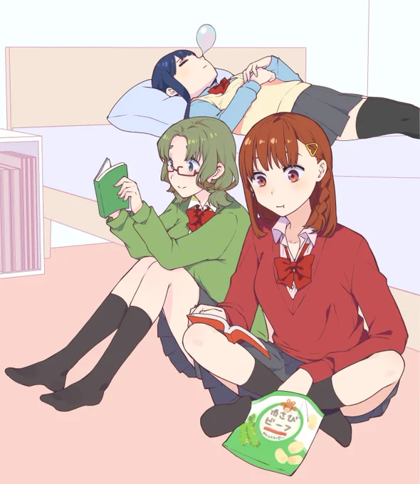 表紙できたー! 男子高校生感を出したくていろいろ考えた結果一つの部屋で各自自由にだらけてる感じにしました #朝起きたら女の子になっていた男子高校生たちの話