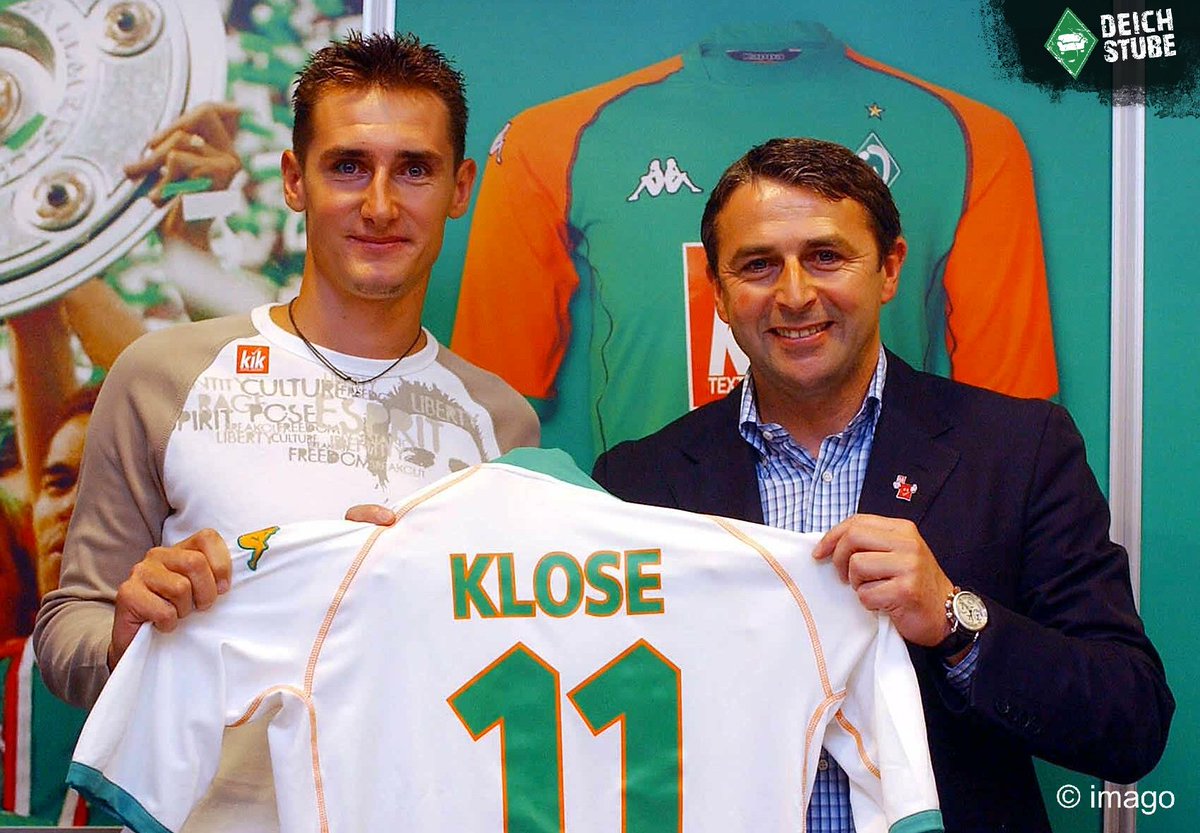 wistorie's tweet photo. 📆 15.07.2004 🔙 | Nach der offiziellen Verpflichtung im März wird Miroslav #Klose zum Start beim SV #Werder im Rahmen einer Pressekonferenz vorgestellt. Der deutsche Nationalspieler ist seinerzeit der teuerste Neuzugang der Vereinsgeschichte. #OnThisDay https://t.co/DXqyJrTNCR