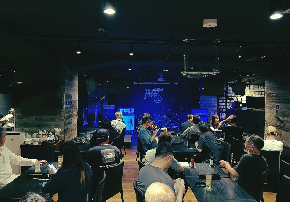 juya_w's tweet image. 今日はHR/HMインストバンド、
D-driveを大阪まで観に来ました🎸🔥
フロアライブと銘打っていて、
どんなノリになるの？これ😆
ステージらしいものがなくて、
PAもなくアンプ生音らしい。
要するにスタジオで音聴いてる感じかな？
#Ddrive