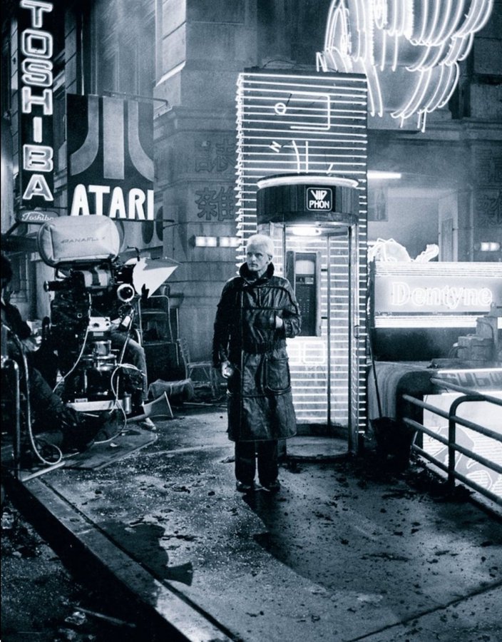A great behind the scenes shot from BLADE RUNNER (1982).