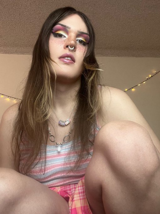 Me when I bend down to talk to your short asses 😌💕 https://t.co/zVLiViSmvg