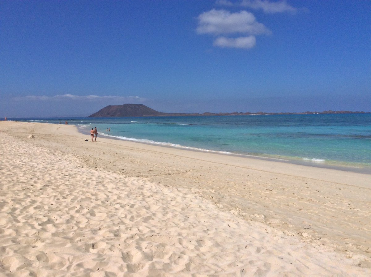Cari compagni di avventura,
le splendide dune di Corralejo sono un must da vedere assolutamente se andate a Fuerteventura.🔝😍

Canarie ❤️❤️❤️

#travelphotography #travel #travelling #viajes #canarie #voyage #canarias #fuerteventura #travellife #sunset #spiaggia #beachlife #playa