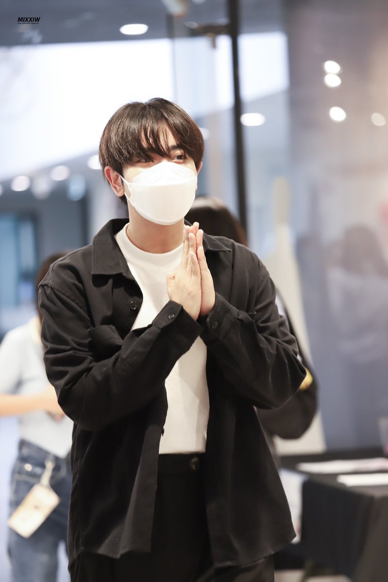 MixOfficialFC's tweet photo. 15072023 - #MixGrowingUp25BDGallery ꒱ 

จ๊ะเอ๋ ~~ ใครแอบมาหน่ะ

📷#SNAPOFMIX25BD
@wixxiws #mixxiw 
♡ 𖥦 #ส่วนผสมของมิกซ์ https://t.co/78QE4Yst0i