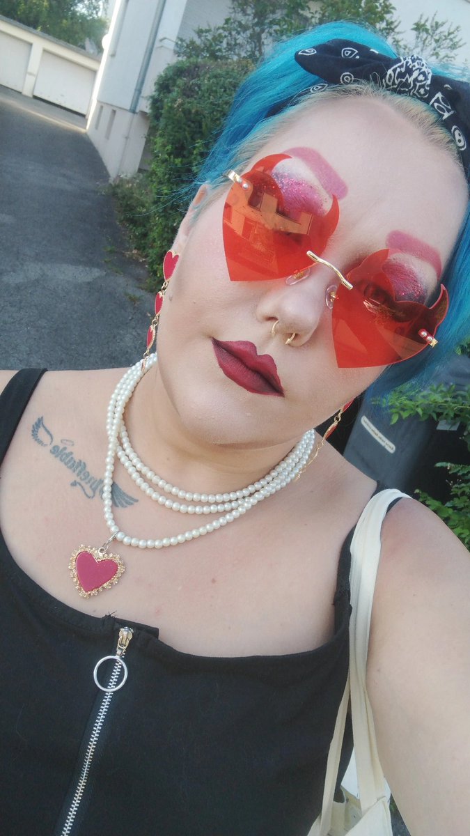 bluerebelheart's tweet photo. Ich bin auf dem Weg zum CSD Frankfurt während die wundervollen @the_bitchnu und @TGeon in Rostock Stellung beziehen 💕
@csdfrankfurt #csdfrankfurt #csdrostock https://t.co/L18vL7wCsI