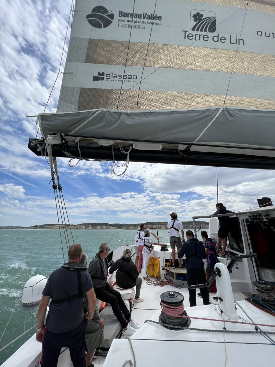 TerredeLin's tweet photo. Hisse et Oh sur un hectare de #lin !
Rencontre des terriens de #TerreDeLin avec l'équipe de   @RolandJourdain  et découverte du catamaran #WeExplore lors d'une sortie en mer ! Nous sommes tous des merriens ! 🌱🌱🌱
@Explore https://t.co/q5Q1ZGZxR3
