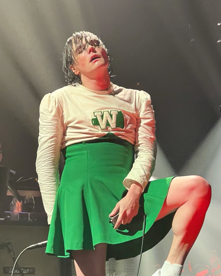 GLovesGee's tweet photo. do you seriously think I can like another man after seeing Gerard Way? https://t.co/B0ozGc85Z7