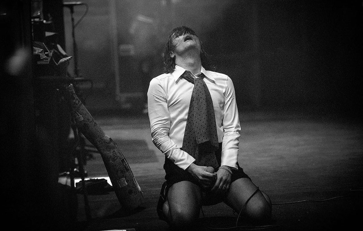 GLovesGee's tweet photo. do you seriously think I can like another man after seeing Gerard Way? https://t.co/B0ozGc85Z7