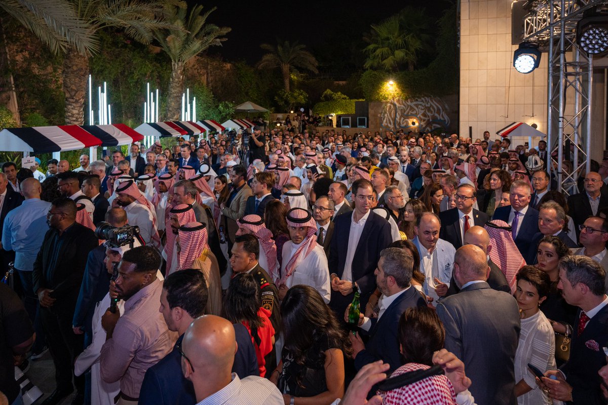 ludovic_pouille's tweet photo. 📸 بمناسبة #العيد_الوطني_الفرنسي 🇫🇷، سعدتُ باستقبال، مع فريق @FranceinKSA الرائع ، أكثر من 900 مدعوّ في دار فرنسا في الرياض، في حفل مميّز تحت عنوان الصداقة الفرنسية السعودية.
شكرًا لكم جميعًا على حضوركم ! 🙏
#فرنسا_المملكة_العربية_السعودية 🇸🇦💙🇫🇷 https://t.co/HHsh1ESeK0