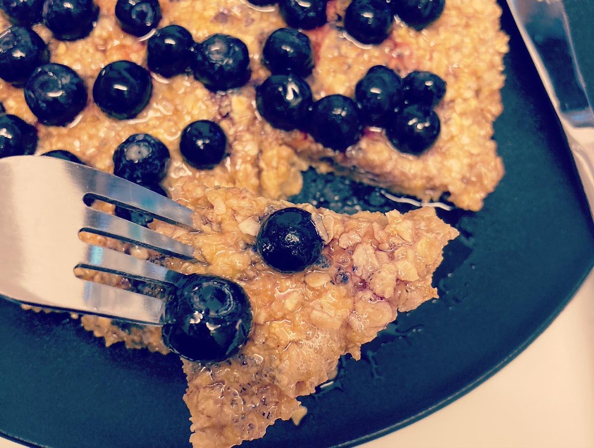 「はちみつブルーベリーのオートミールパイ」作ってみました🍯🫐
オートミールクッキーの応用で作ってみたら美味しいパイができた✨

#3時のおやつ #すいーつ #sweets #パイ #pie #π