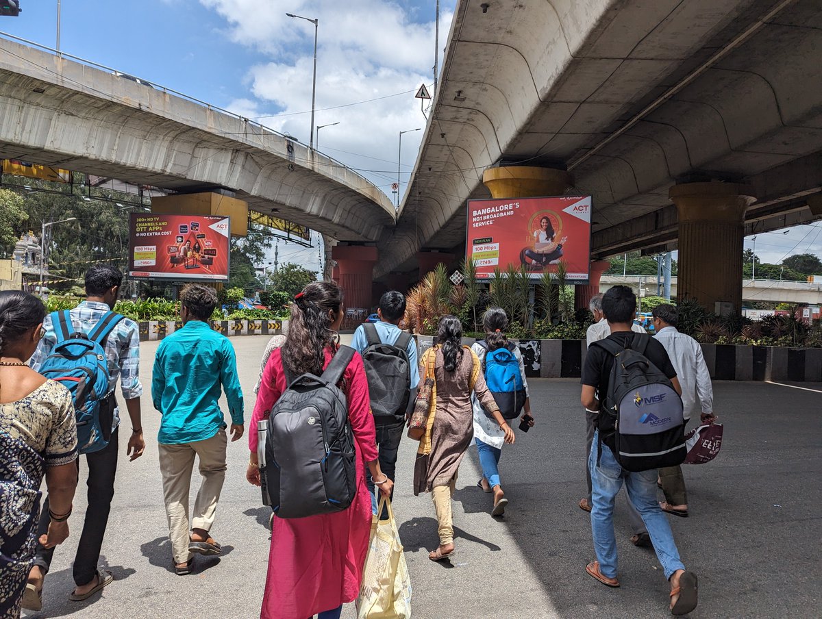 bhavibee's tweet photo. How does a junction as busy as Hebbal not have any safe pedestrian walkways? Especially for passengers whose last stop is at Hebbal, who must navigate traffic coming from all directions to get to another bus stop. People must play a huge guess game to avoid getting hit. :/ https://t.co/ztYxntybFN
