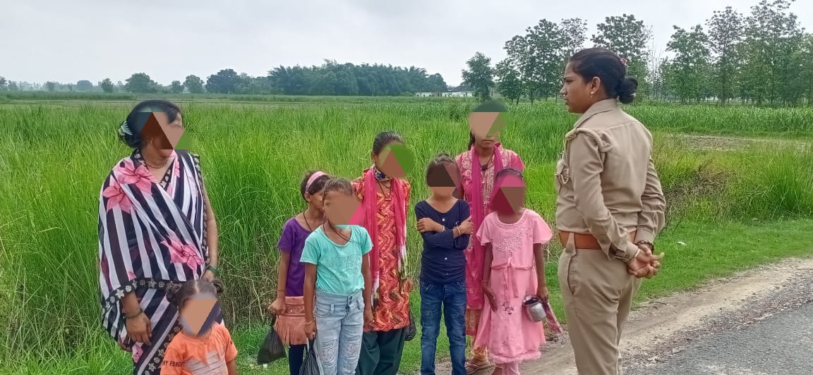 balrampurpolice's tweet photo. #BalrampurPolice 
#SPBalrampur के निर्देशन में जनपद के समस्त थानों पर गठित  #एण्टी_रोमियो_टीम द्वारा #MissionShakti अभियान के क्रम में  सार्वजनिक स्थानों/ बाजार/ग्रामीण क्षेत्र आदि जगहों पर महिलाओं/बालिकाओं आदि को जागरुक किया गया। https://t.co/Y5ejBjbmDq