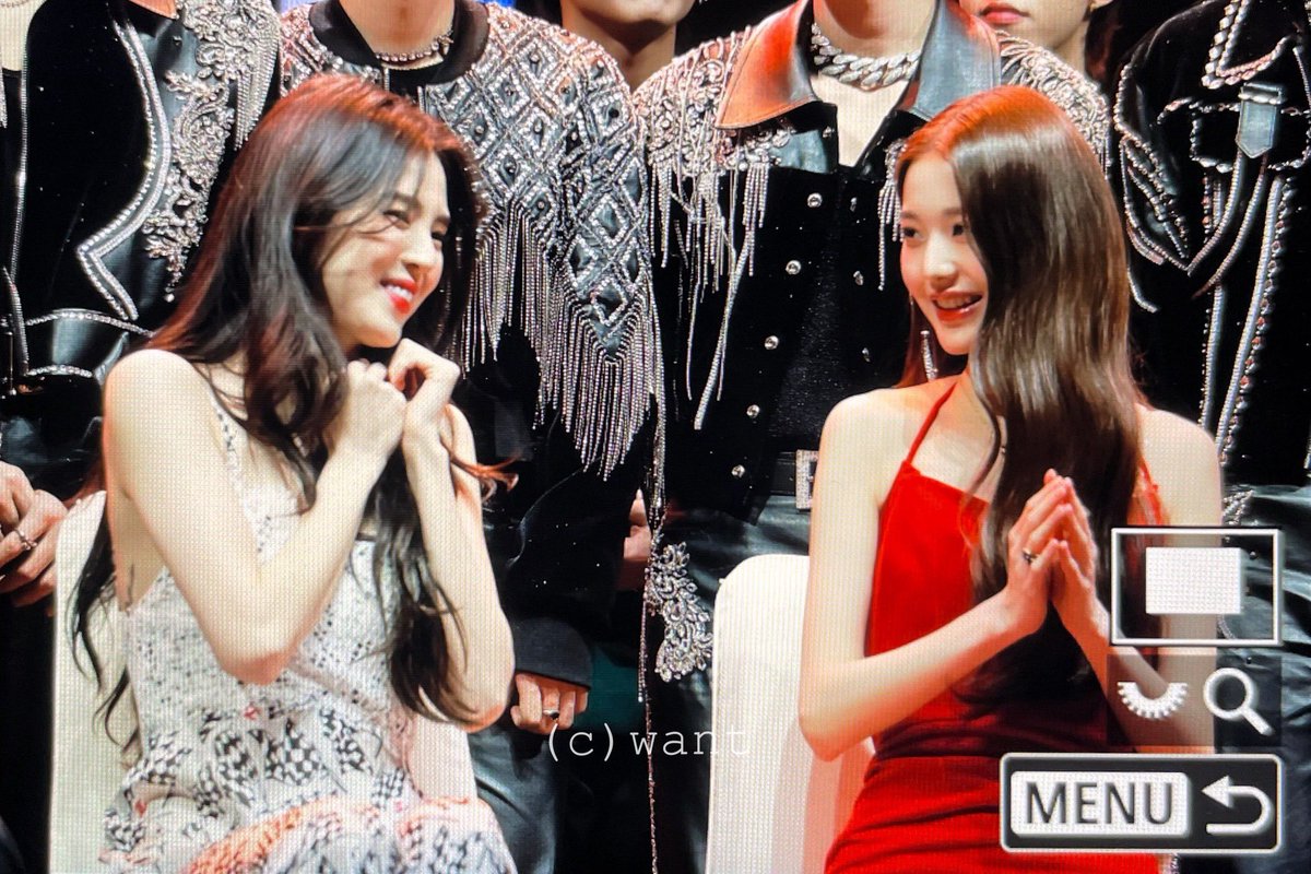 xoirni's tweet photo. 한소희 장원영 투샷 https://t.co/076nO6qiIh