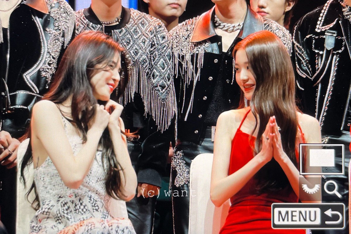 xoirni's tweet photo. 한소희 장원영 투샷 https://t.co/076nO6qiIh