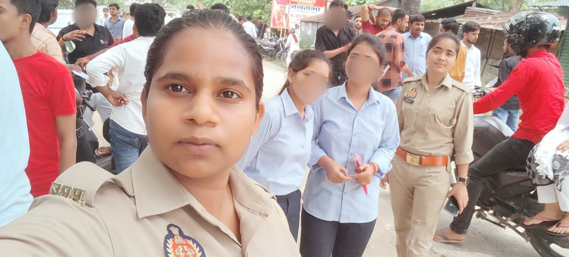 balrampurpolice's tweet photo. #BalrampurPolice 
#SPBalrampur के निर्देशन में जनपद के समस्त थानों पर गठित  #एण्टी_रोमियो_टीम द्वारा #MissionShakti अभियान के क्रम में  सार्वजनिक स्थानों/ बाजार/ग्रामीण क्षेत्र आदि जगहों पर महिलाओं/बालिकाओं आदि को जागरुक किया गया। https://t.co/Y5ejBjbmDq