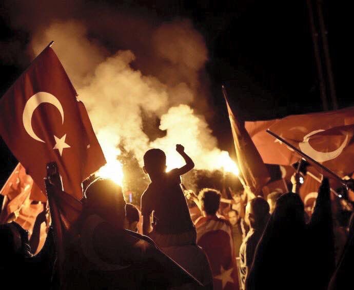 Vermedin vatanı vatansızlara 
Bununla övün iki cihanda.