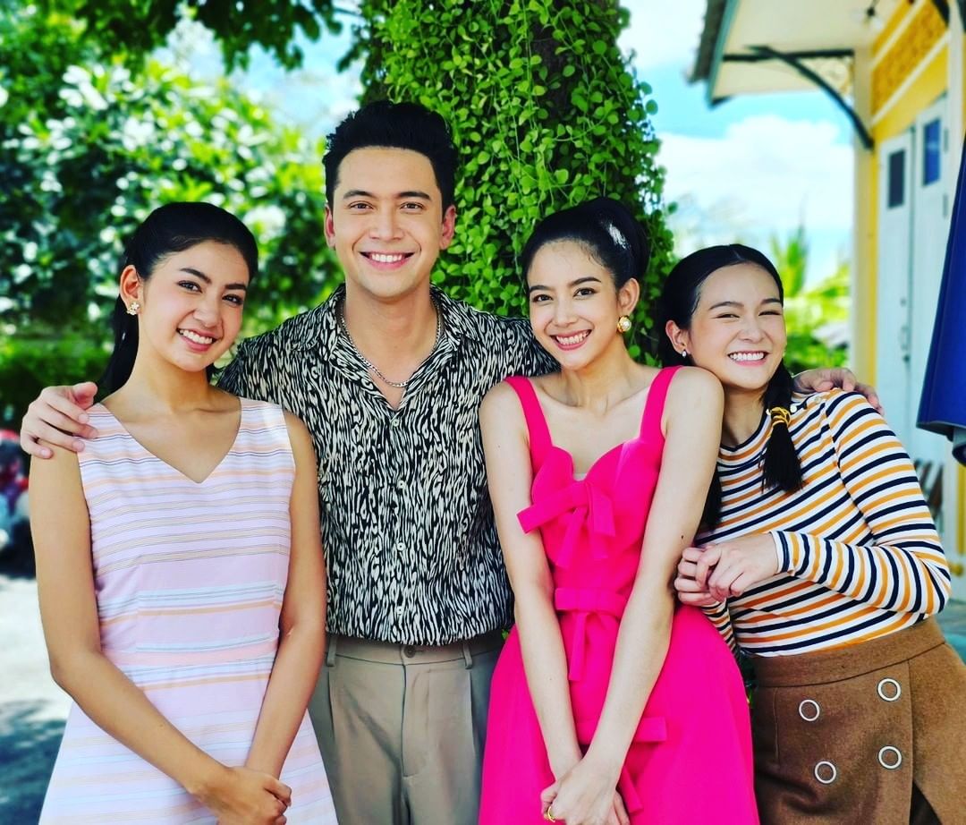 MameawFanclub's tweet photo. เบื้องหลังในกองถ่ายละคร #สองทระนง 💔น่ารักทุกคนเลยค่ะ ถ่ายละครสู้ๆ ส่งเป็นกำลังใจให้ค่ะ ฝากติดตามชมด้วยนะคะ

ผู้หญิงของ...ตั่วเฮีย!!!
#โฮ่ว #อินดี้อินทัช
#เพชร #มะเหมี่ยวพรชดา
#พลอย #เหนือดิสรยา
#หงส์ #มายด์ณวีณัฐ
#กองถ่าย #สองทระนง
#ละครแนวดราม่า
#ปภัสราโปรดักชั่น
#ช่อง7HDกด35 https://t.co/Vh55jkt30o