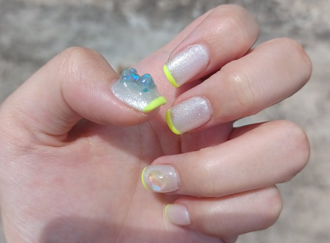 そういや爪がかわいいです。親指は🧸 