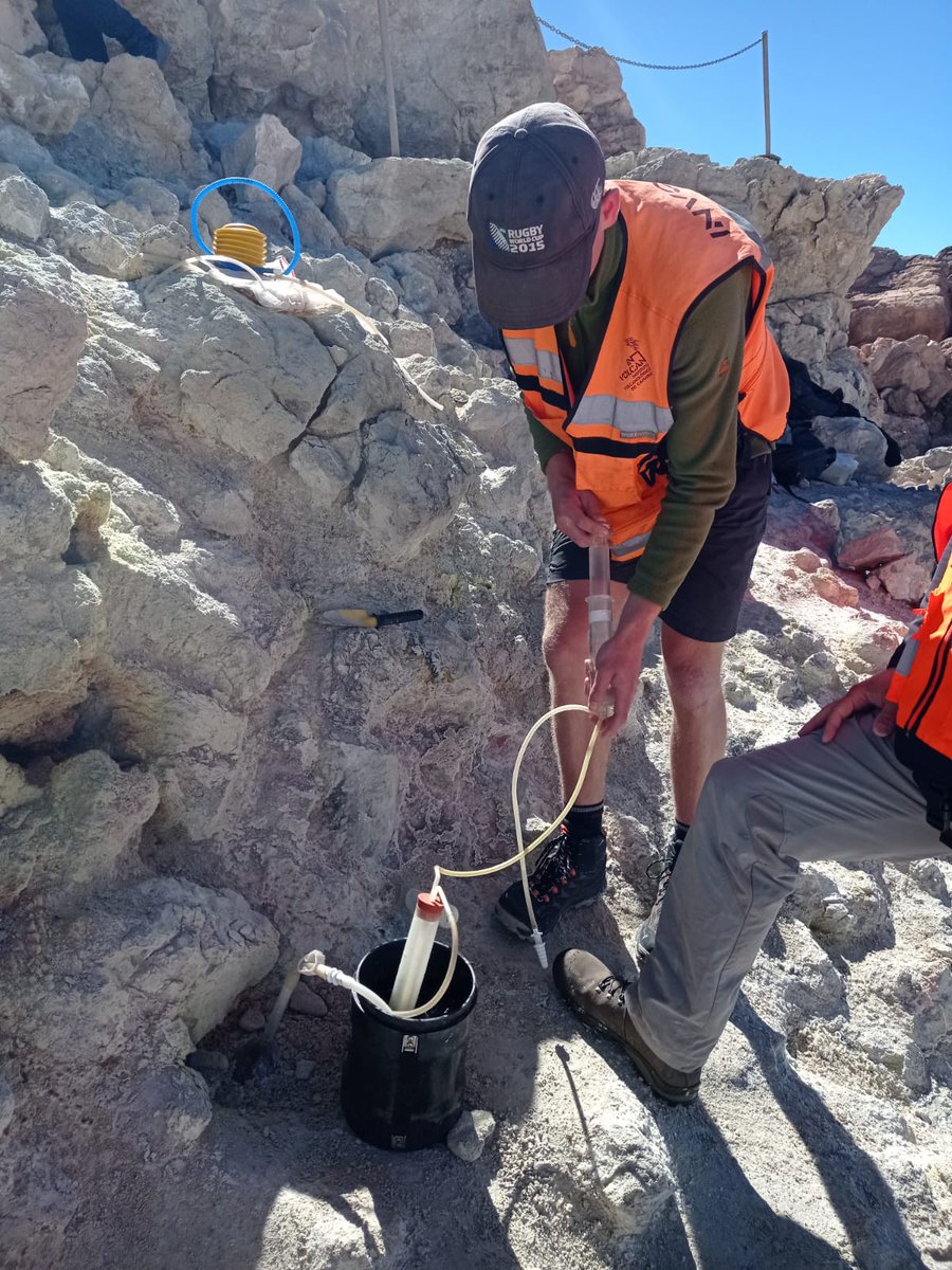 involcan's tweet photo. 🇬🇧Alexander Riddell (Univ. Manchester), enrolled in the #2023INVOLCANSummerScienceTrainingProgram, learning how to collect fumarole gases at the summit crater of #Teide volcano, #Tenerife, on June 2023 with #INVOLCAN staff. https://t.co/EvBDxLwTdZ