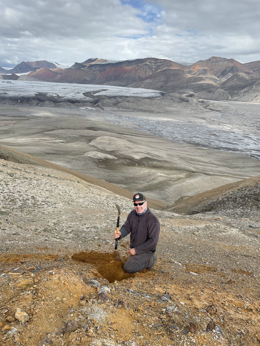planetarycass's tweet photo. Rocks are hard…a lil bent, but this shovel lived to fight dig another gossan 💪🏽
#TMARS #AxelHeibergIsland https://t.co/JEyzqWCJdU