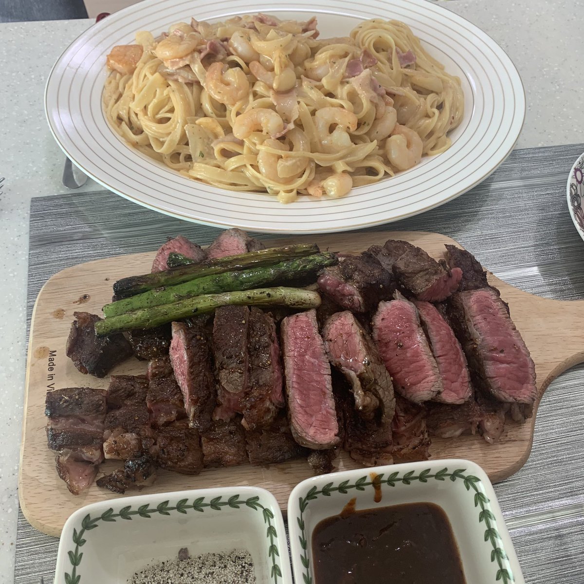 이남자 집에 놀러오면 
투움바와 스테이크를 해드립니다.

#섹트 #요리 #일탈