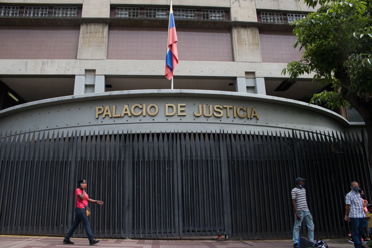 apichardob's tweet photo. #URGENTE El día de hoy el Tribunal 3ro de Terrorismo le ha quitado la competencia al juez sobre esa materia. Esto interrumpe nuevamente el juicio de Roland Carreño, Robert Franco, Javier Tarazona, Dario Estrada y otros presos políticos, con ello se extiende la condena anticipada. https://t.co/l5pEBCEryD