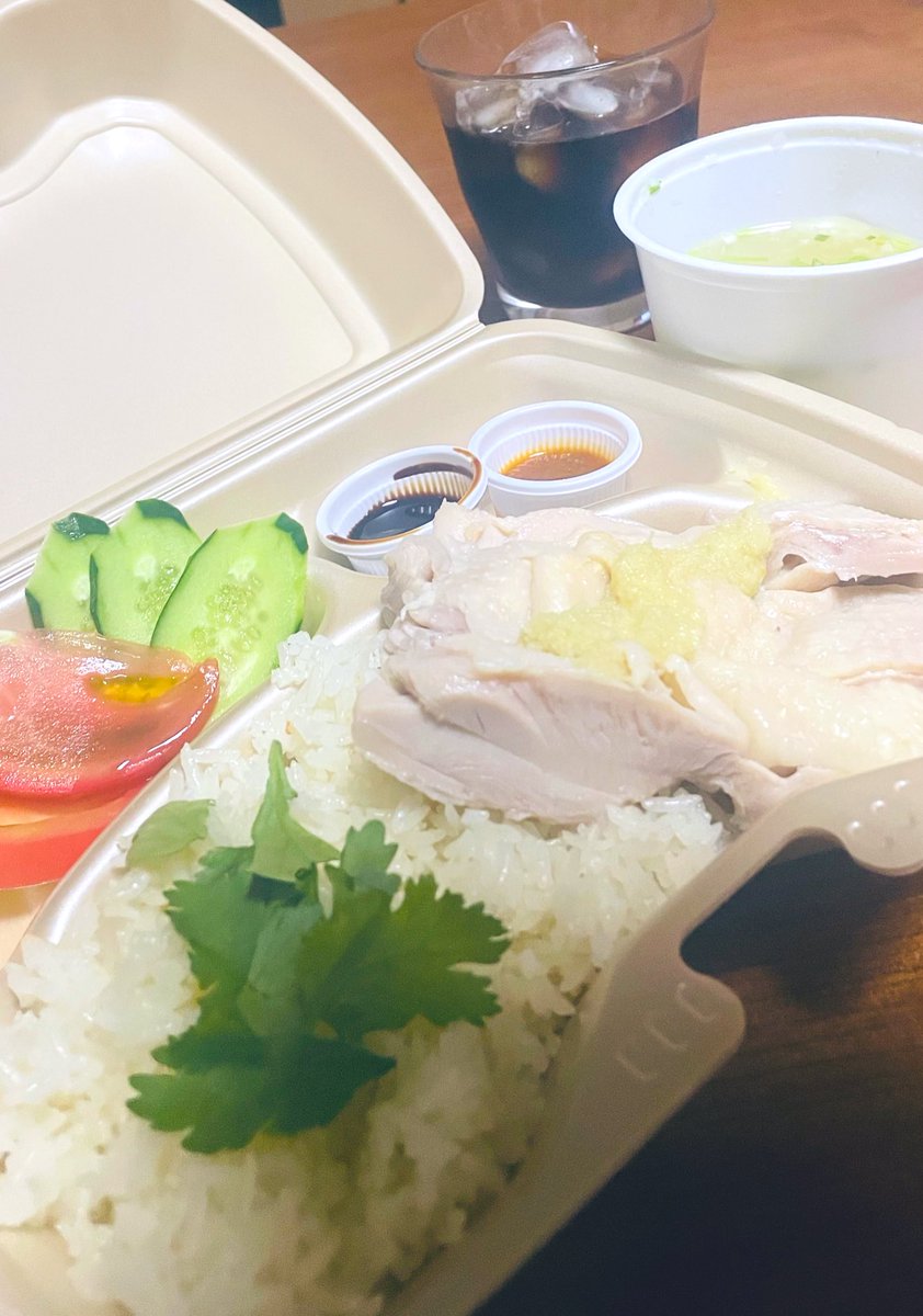 naotomy0414's tweet photo. 本日のlunch𓌉◯𓇋 𓈒 𓏸
小P連仲間がシンガポールチキンライス屋さんを始めたのでテイクアウトで買ってきた。
来月からキッチンカーでの販売だそうです。
チキンもライスもしっかり入ってて、大満足です♬.*゚
#Delicious_Tokyo #シンガポールチキンライス #ランチ #nikudo https://t.co/clby3Na10E