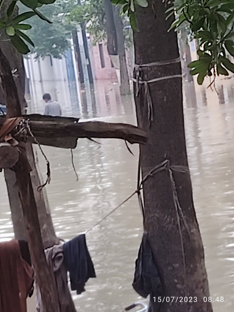 manojya26380544's tweet photo. Tronica city mein bhishan bhad #UPPolice https://t.co/sefqgWkkEz
