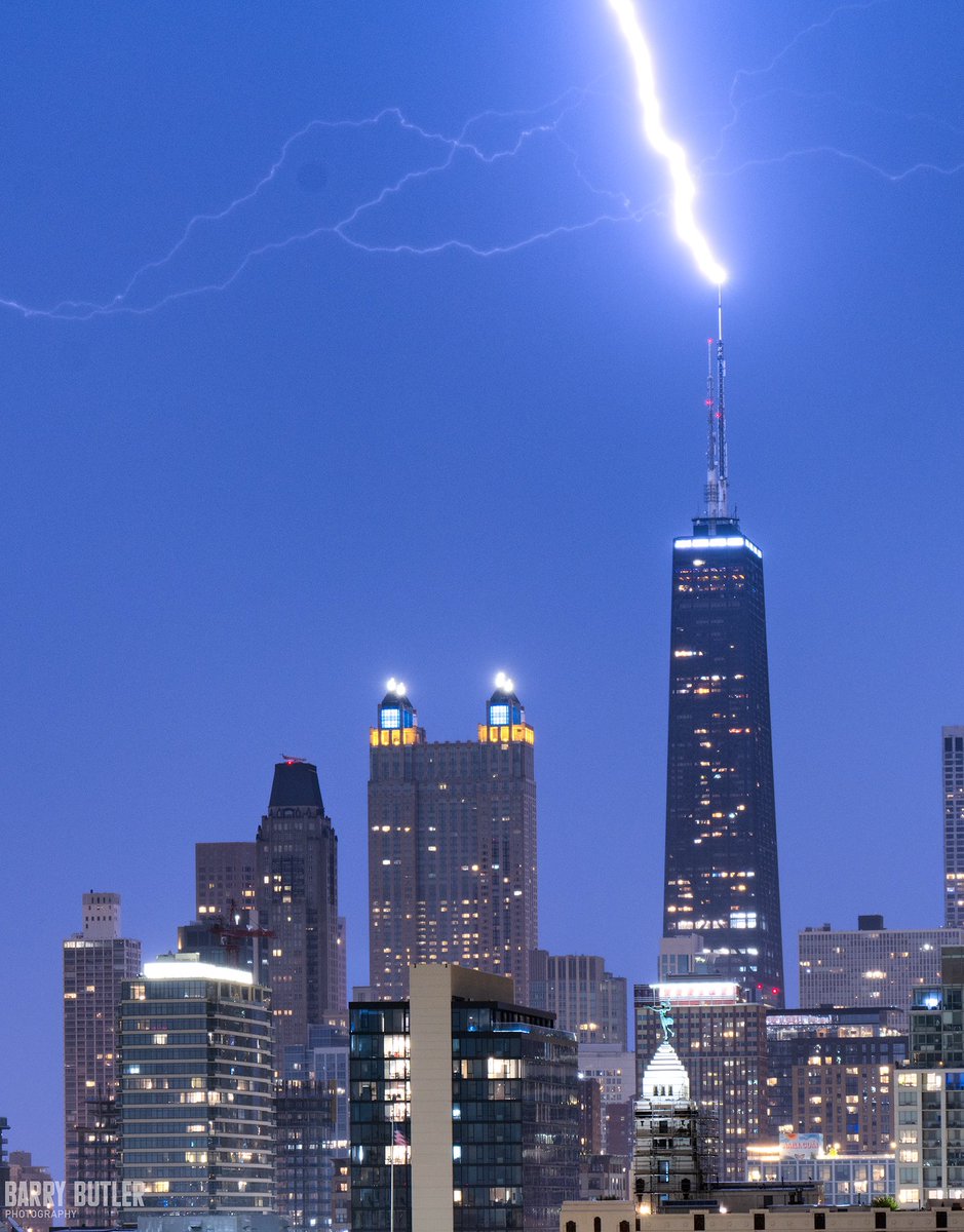 RT @barrybutler9: Hancock Hit. 1016pm on Friday Night in Chicago. #lightning #storm #weather #ilwx #chicago https://t.co/SpbeyXKWK4