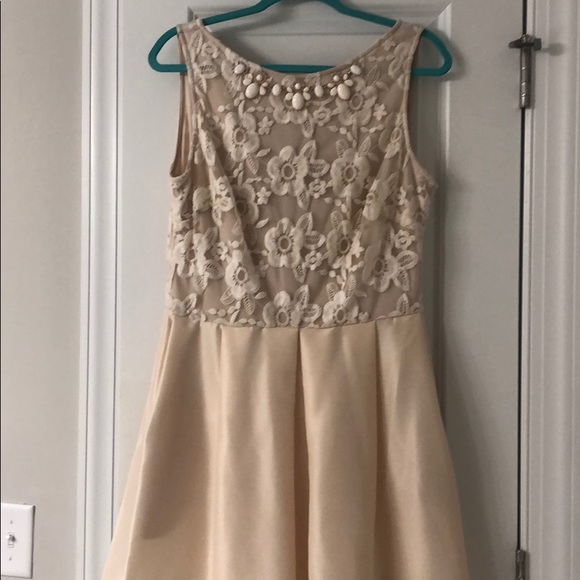 Clukee's tweet photo. So good I had to share! Check out all the items I'm loving on @Poshmarkapp #poshmark #fashion #style #shopmycloset #taylor #livon: https://t.co/xQua2BBZD9 https://t.co/C69Pl5t1yu