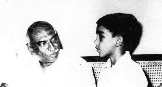 ikamalhaasan's tweet photo. எண்ணம் சிறந்ததெனில் எல்லாம் சிறக்கும் என்பதன் எடுத்துக்காட்டு கர்மவீரர் காமராஜர் வாழ்வு. படிப்பறிவும் இல்லாத கிராமத்துச் சிறுவன் ஒரு மாநிலத்துக்கே கல்வியூட்டி, மொத்த நாட்டுக்கும் முன்னுதாரணமாய்த் திகழ்ந்த கதையை நாடு மறக்காது; நாமும் மறவோம். பெருந்தகை காமராஜரின் பிறந்த நாளில் அவரை வணங்குவோம். அது, நாமும் சிறக்க நல்ல வழி காட்டும்.