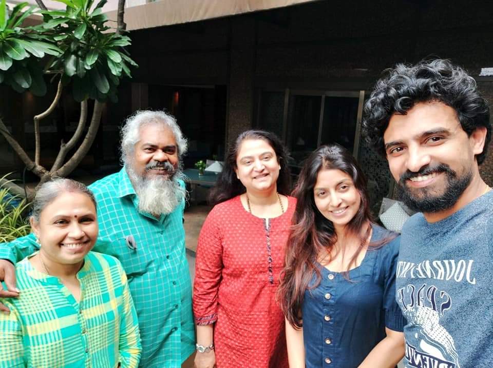kayaldevaraj's tweet photo. வெளிநாட்டில் இருந்து சென்னை வந்திருந்த நடிகை 'ஈரமான ரோஜாவே' மோகினியை சந்தித்துப் பேசினேன். அப்போது 'வெள்ளை யானை' ஆத்மியாவை அவரது கணவருடன் சந்திக்கும் வாய்ப்பு அமைந்தது. ❤️
#VellaiYaanai #ActressAathmiya
#ActressMohini #Kollywood #Tollywood #Malayalam #Chennai #TamilNadu #மோகினி https://t.co/EXKsHWPu47