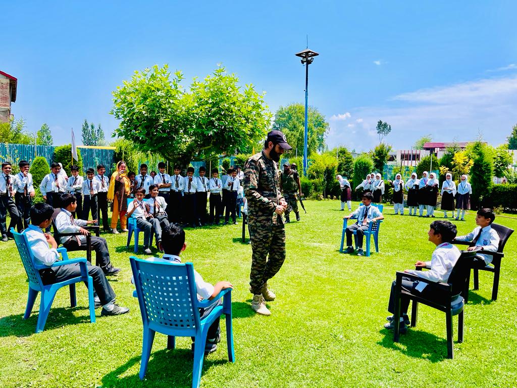 ChinarcorpsIA's tweet photo. #ChinarWarriors organised a day long interaction with young school #students at Lalad, #Sopore. The event aimed to raise awareness in children towards a healthy #lifestyle & inculcate sportsman spirit, with more than 75 students actively participating in the event.

#Kashmir
#KargilVijayDiwas  
@adgpi
@NorthernComd_IA