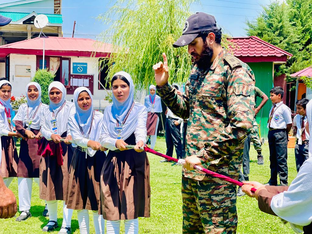ChinarcorpsIA's tweet photo. #ChinarWarriors organised a day long interaction with young school #students at Lalad, #Sopore. The event aimed to raise awareness in children towards a healthy #lifestyle & inculcate sportsman spirit, with more than 75 students actively participating in the event.

#Kashmir
#KargilVijayDiwas  
@adgpi
@NorthernComd_IA