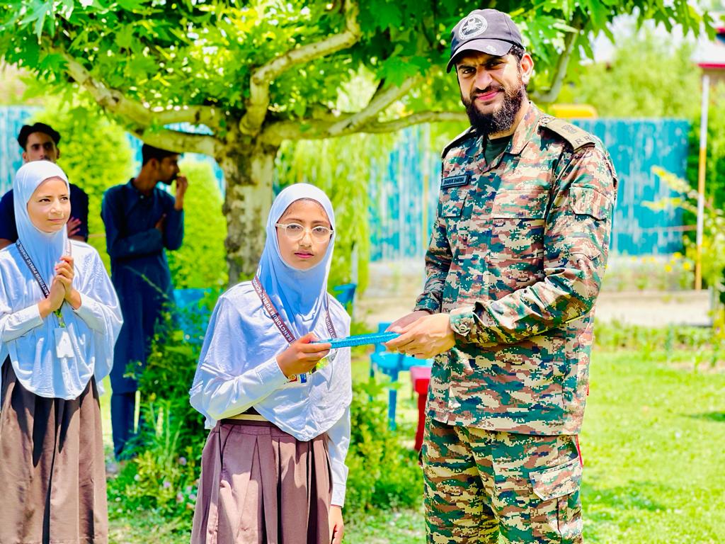 ChinarcorpsIA's tweet photo. #ChinarWarriors organised a day long interaction with young school #students at Lalad, #Sopore. The event aimed to raise awareness in children towards a healthy #lifestyle & inculcate sportsman spirit, with more than 75 students actively participating in the event.

#Kashmir
#KargilVijayDiwas  
@adgpi
@NorthernComd_IA