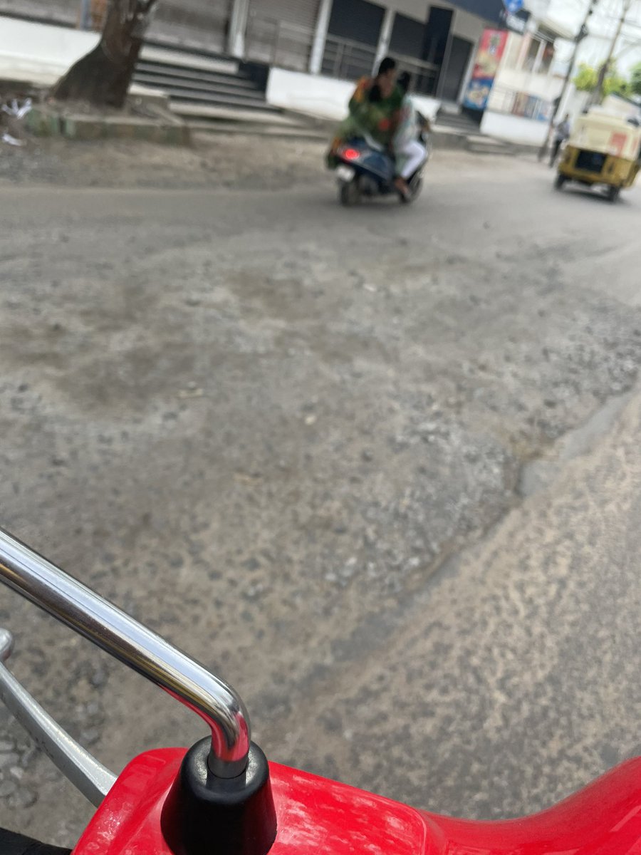 kaali02's tweet photo. Lakshmi Puram - Guntur’s busiest , craziest Main road ikkade guntalu ki patches eyyaledu Inkendi roads esedhi @ysjagan
#RoadsVeyyiJagan https://t.co/veDmtVOLhU