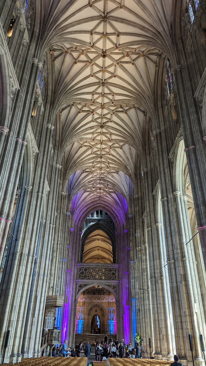 Photographers, show me your Awesome Architecture/Building Photos! 📸🏰 

-- 
Mine 👇

#Teampixel
#Canterburycathedral