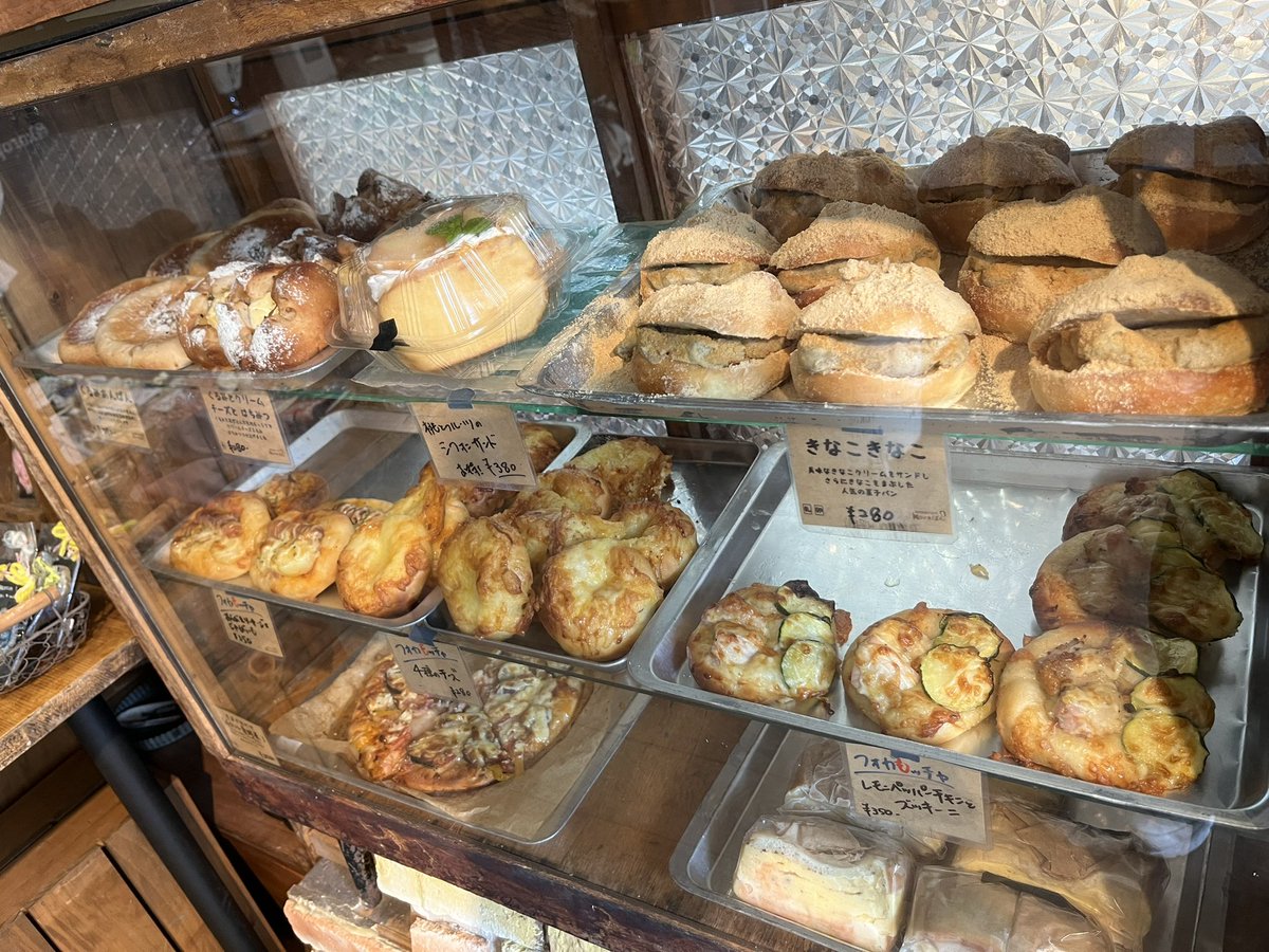 make_e_cafe's tweet photo. ＼  🍞 本日パン販売の日 🍞　／

15時まで営業中！
3ヶ月に1度のレア日🥖パン販売の日

数に限りがありますが、まだ在庫はございます。お早めにお越しくださいませ✨

本日で50歳をむかえるオーナーのイチオシはモチモチのフォカッチャ、その名も『フォカもッチャ』🥐 https://t.co/gpGuQWo1LT