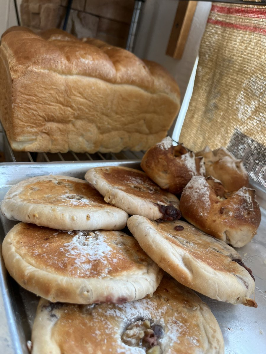 make_e_cafe's tweet photo. ＼  🍞 本日パン販売の日 🍞　／

15時まで営業中！
3ヶ月に1度のレア日🥖パン販売の日

数に限りがありますが、まだ在庫はございます。お早めにお越しくださいませ✨

本日で50歳をむかえるオーナーのイチオシはモチモチのフォカッチャ、その名も『フォカもッチャ』🥐 https://t.co/gpGuQWo1LT