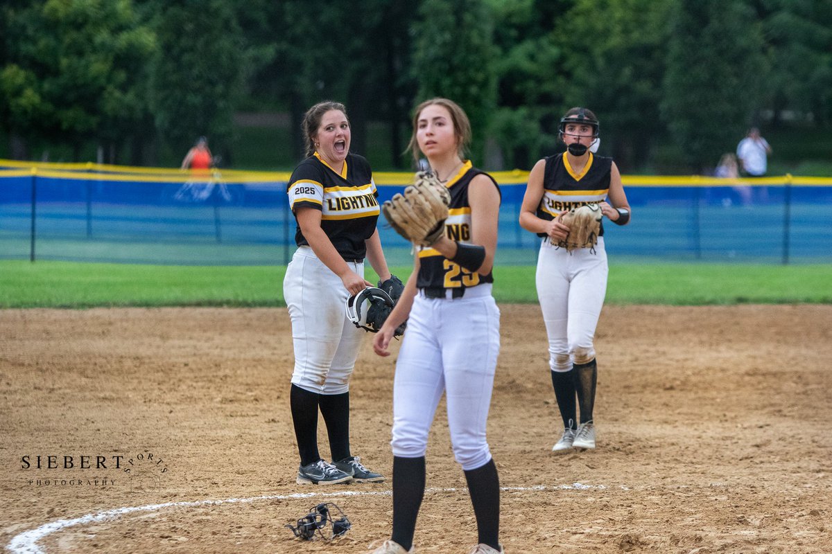 WyattSiebert's tweet photo. @softball_il @annie_wolff8 @abbielewis26 @VanessaBuske https://t.co/tKeTN83WmN