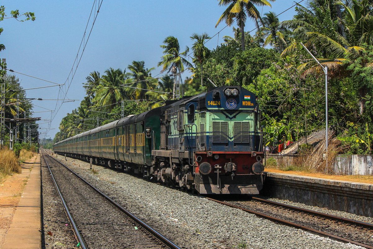 KRISHNARAJAPURAM ALCos & YPR - KCVL - YPR  GARIB RATH Express ...once used to be a regular spotting !!!