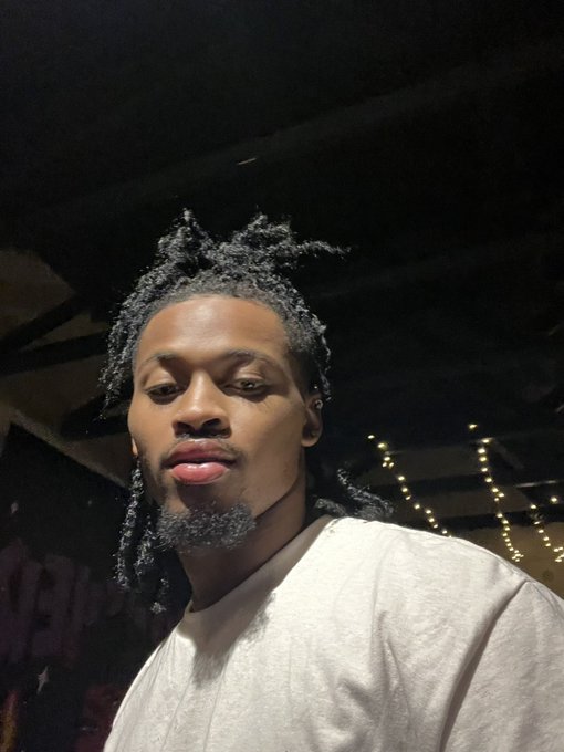 Gimme kiss https://t.co/UlKp8biQrl