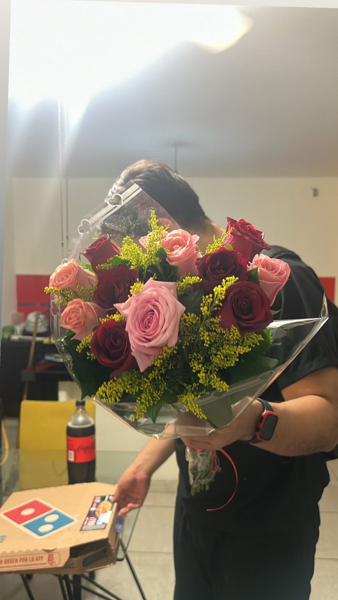 PamelaLopez's tweet photo. No sé qué me emocionó más, si las flores o la pizza 😍🩷✨ https://t.co/2QN44ldRGb