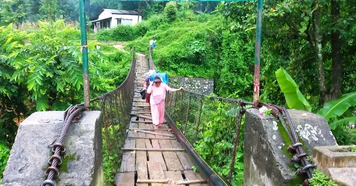 welovenepal01's tweet image. रानीवनमा रहेको तीते पानीबाट पानी बोकेर पोखराको डेमसाइडर रानीवन जोड्ने फुस्रेखोलाको जीर्ण झोलुङ्गेपुल पार गर्दै सर्वसाधारण। फोटो : हरिप्रसाद बास्तोला / रासस #Tatopani #Pokhara #Nepal