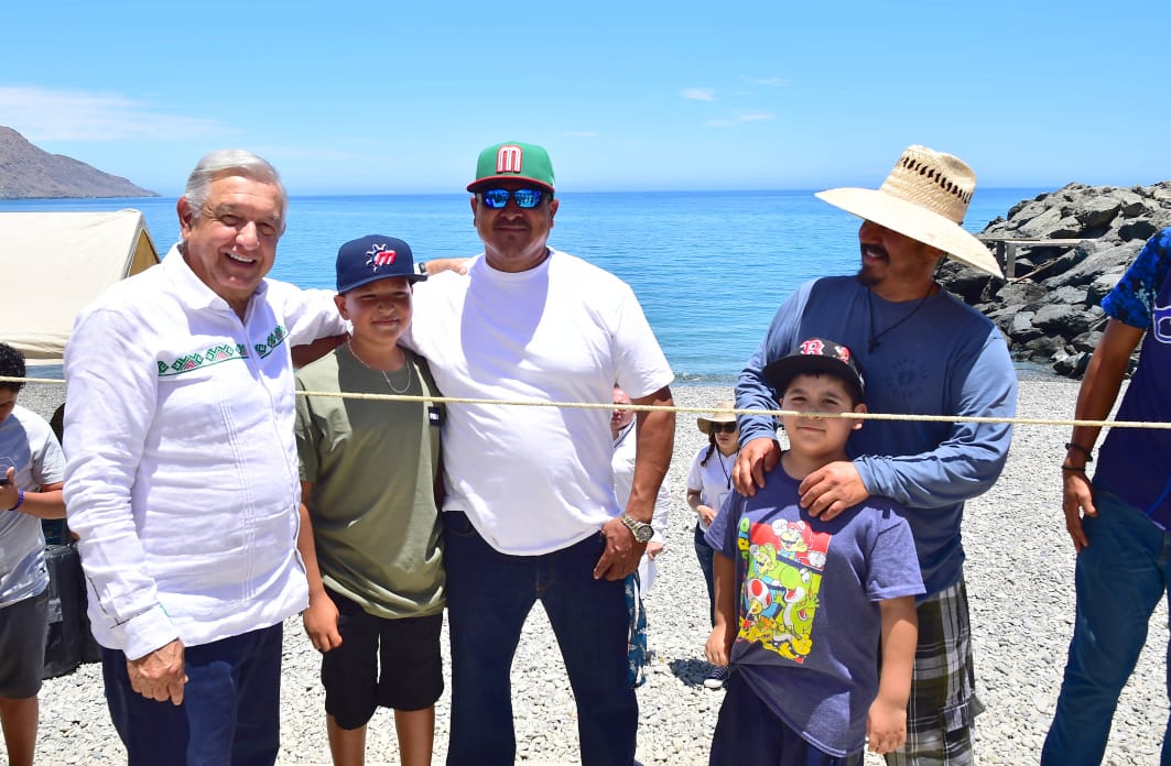 JesusRCuevas's tweet photo. En la 1a visita de un presidente de la República a la Isla de Cedros, BC, @lopezobrador_ recordó que las obras y y programas sociales son la mayor inversión en la historia de la isla. Se comprometió a crear una universidad, un bachillerato y un hospital.Primero los más olvidados. https://t.co/cWKAjaVlPb