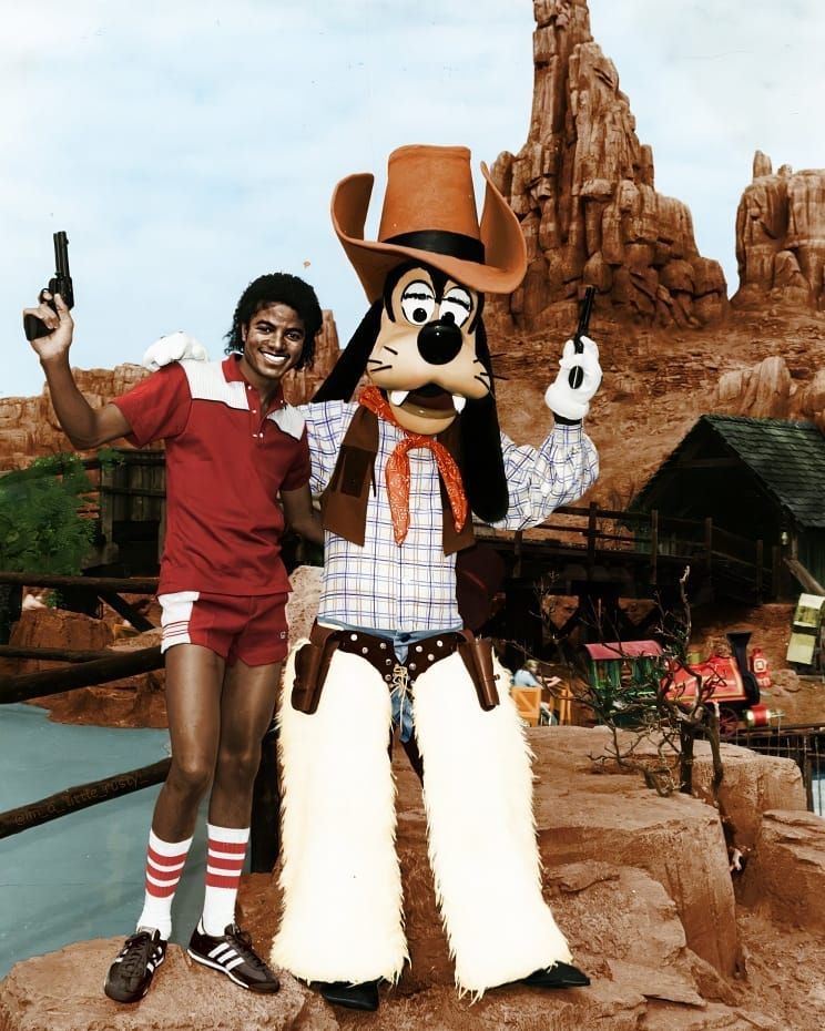 vincestaples's tweet photo. SAG  on strike. WGA on strike. Here is a picture of Michael Jackson with blower. https://t.co/fH5NwMquTP