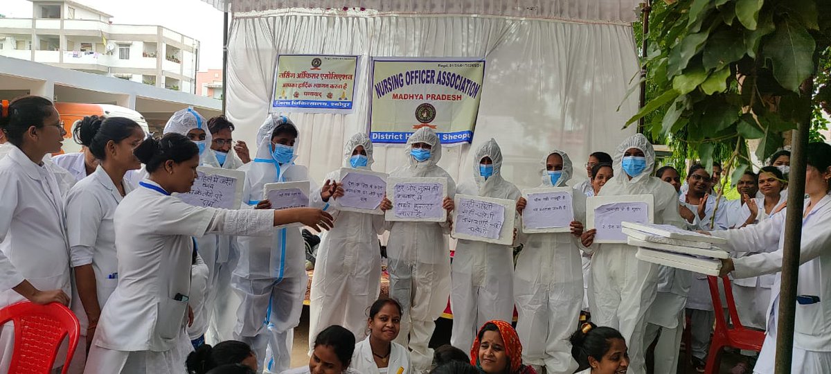 OfficersNursing's tweet photo. PPE किट पहनकर नर्सिंग ऑफिसर ने की प्रदेश सरकार के खिलाफ नारेबाजी, थाली बजाकर जताया विरोध, नर्सिंग ऑफिसर्स का अनिश्चितकालीन आंदोलन चौथे दिन भी जारी, स्वास्थ्य व्यवस्थाएं चरमराई।
#NursesStrike
@mpbreakingnews @ABPNews @ChouhanShivraj @News18MP @PMOIndia @ZeeNews @VishvasSarang https://t.co/nGBot2nMVR