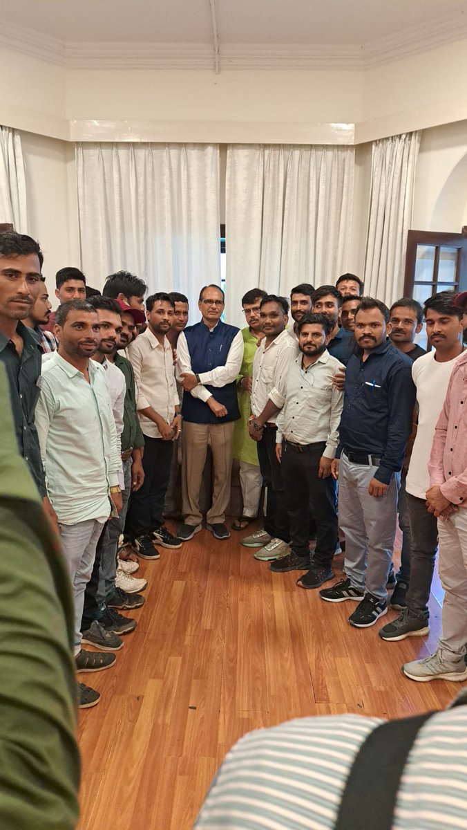 माननीय मुख्यमंत्री श्री <a href="/ChouhanShivraj/">Shivraj Singh Chouhan</a>  जी समस्त आउटसोर्स कर्मचारियों की ओर से आपका बहुत बहुत धन्यवाद माननीय जैसे आपने 800 कर्मचारियों की घर वापसी करवाई है भैसे ही हमारी वेतन भी बड़ा दीजिए ताकि हमाराघर परिवार सुचारू रूप से चला सके <a href="/CMMadhyaPradesh/">Chief Minister, MP</a> <a href="/PradhumanGwl/">Pradhuman Singh Tomar</a>